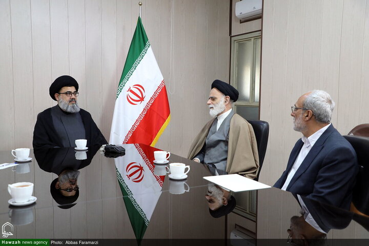 Photos/Agence de presse Hawzah, accueillant le vice-président du Conseil d'unité musulmane du Pakistan lors de sa visite.