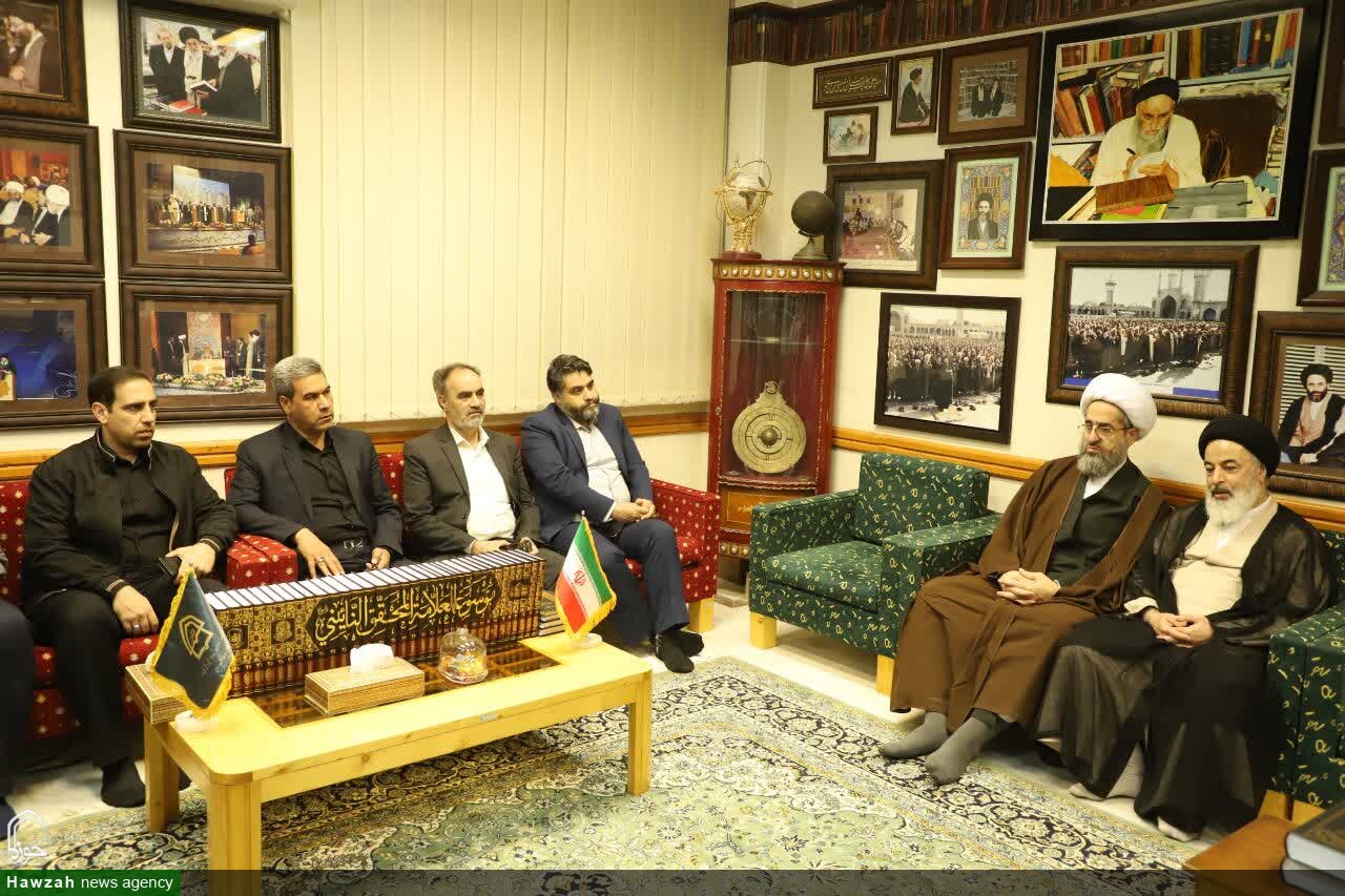 اکبر بهنام‌جو استاندار قم در حاشیه بازدید از کتابخانه بزرگ آیت‌الله مرعشی نجفی(ره)
