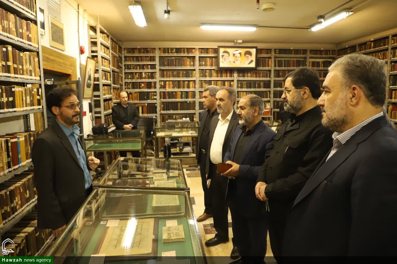 اکبر بهنام‌جو استاندار قم در حاشیه بازدید از کتابخانه بزرگ آیت‌الله مرعشی نجفی(ره)