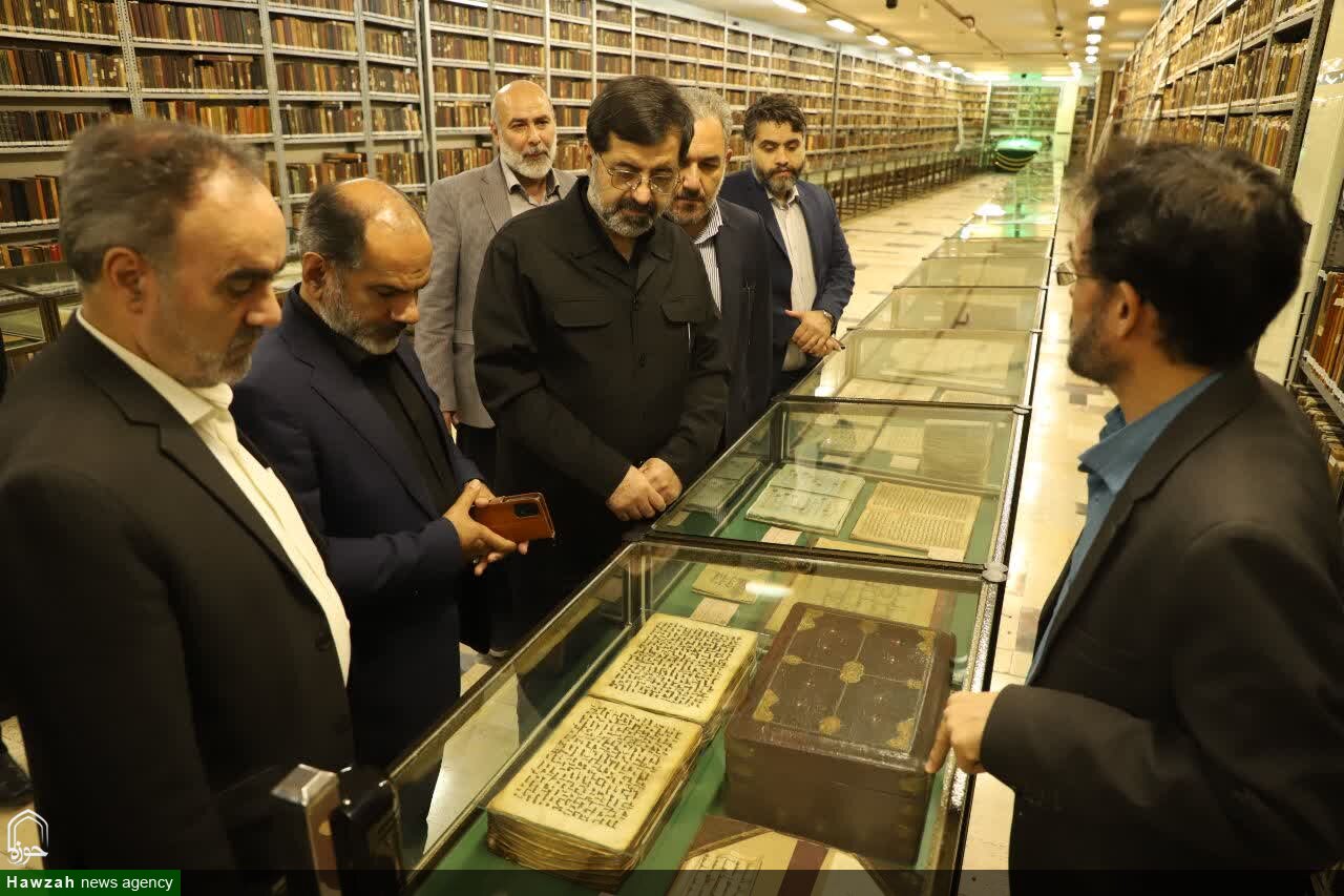 اکبر بهنام‌جو استاندار قم در حاشیه بازدید از کتابخانه بزرگ آیت‌الله مرعشی نجفی(ره)