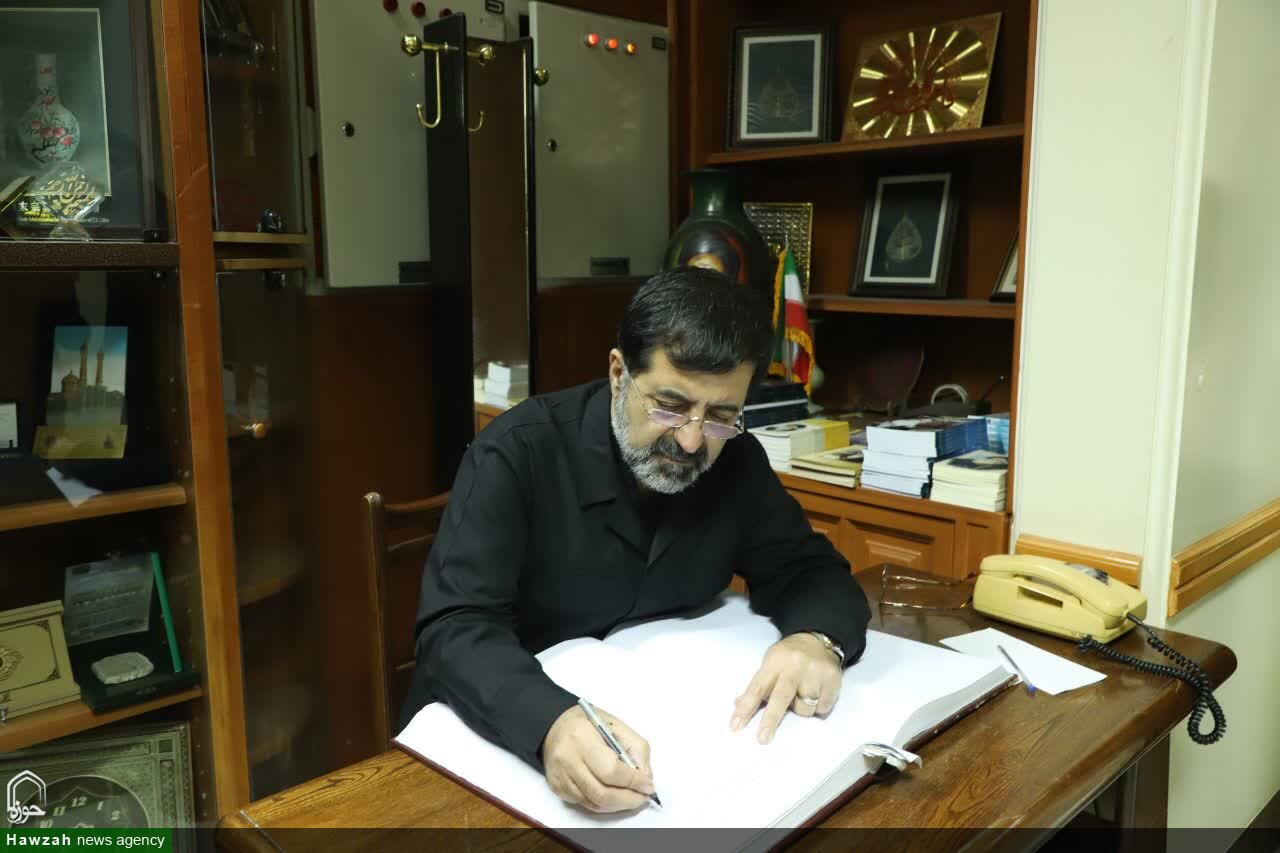 اکبر بهنام‌جو استاندار قم در حاشیه بازدید از کتابخانه بزرگ آیت‌الله مرعشی نجفی(ره)