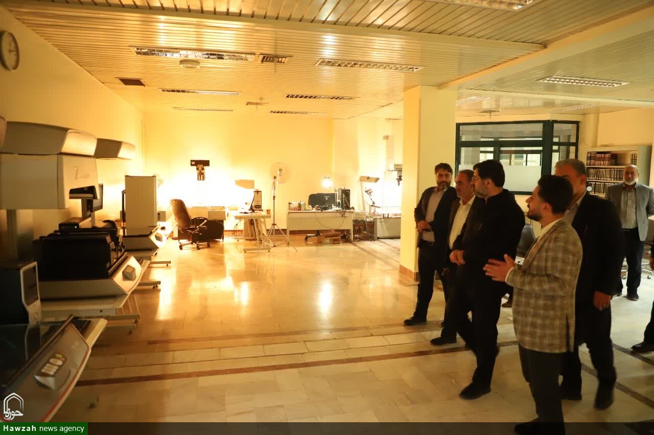 اکبر بهنام‌جو استاندار قم در حاشیه بازدید از کتابخانه بزرگ آیت‌الله مرعشی نجفی(ره)