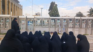 نشست معرفتی طلاب مدرسه علمیه معصومیه یزد در  جوار مزار شهدا