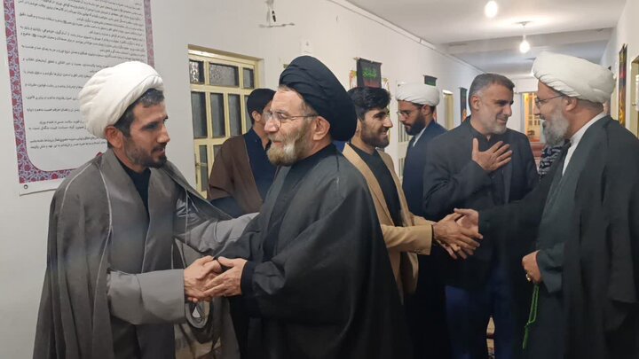 تصاویر/دیدار صمیمانه نماینده ولی فقیه در لرستان با روحانیون و طلاب شهرستان پلدختر