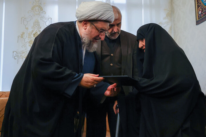 تصاویر / دیدار مسؤولان آذربایجان‌شرقی با خانواده شهدای بسیجی