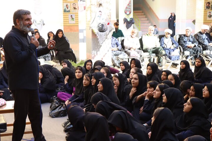 تصاویر/ یادواره شهدا در مدرسه عالیشهر با حضور حاج حسین یکتا