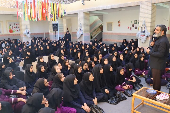 تصاویر/ یادواره شهدا در مدرسه عالیشهر با حضور حاج حسین یکتا