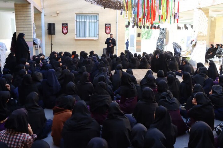 تصاویر/ یادواره شهدا در مدرسه عالیشهر با حضور حاج حسین یکتا