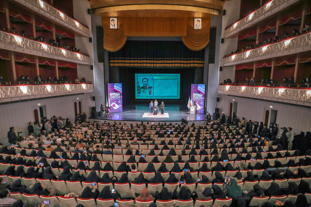 El Evento del Héroe Nacional presentó la ceremonia de develación de los avales del Líder de la Revolución Islámica para tres libros – Miércoles 19 de noviembre de 2025
