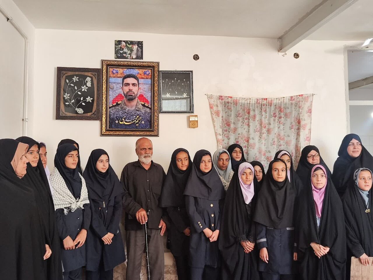 دیدار دانش‌آموزان دبستان زینب‌کبری با خانواده شهید رحیم‌ محمدی+عکس