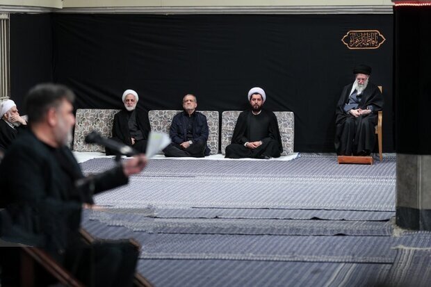 हज़रत फ़ातेमा ज़हरा की शहादत के मौक़े पर
तेहरान के इमाम ख़ुमैनी र.ह. इमामबाड़े में पहली मजलिस आयोजित की गई