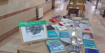 برپایی نمایشگاه کتاب «بسیج فاطمی» در مدرسه علمیه تخصصی امام حسین(ع) یزد+عکس