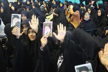 فیلم| تجدید بیعت دختران حاج قاسم با ولایت فقیه در پایتخت مقاومت