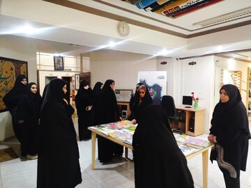 تصاویر/ تقدیر مدرسه علمیه الزهرا ماهان از کتابدار کتابخانه این شهر