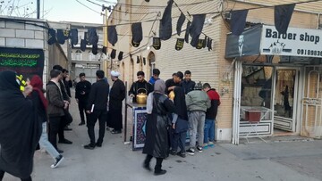 تصاویر/ برپایی ایستگاه صلواتی به مناسبت ایام فاطمیه توسط طلاب مدرسه علمیه امام صادق (ع) بیجار