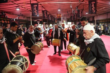 وداع مردم تهران با پیکرهای ۱۰۰ شهید گمنام در موزه ملی انقلاب اسلامی و دفاع مقدس+تصاویر