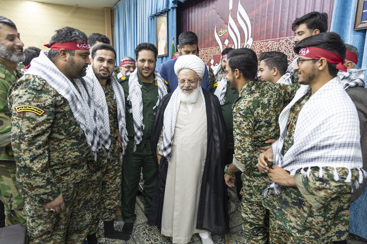 دیدار جمعی از فرماندهان اقشار و محلات با امام جمعه یزد