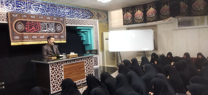 تصاویر/ نشست «سبک زندگی فاطمی» در موسسه قرآن و عترت (ع) علی بن موسی الرضا(ع)