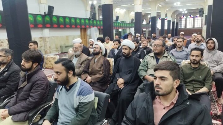 تصاویر|برگزاری کرسی آزاد اندیشی در مدرسه علمیه صدر بازار اصفهان