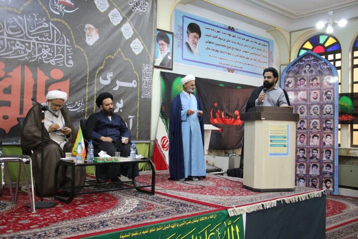 تصاویر|برگزاری کرسی آزاد اندیشی در مدرسه علمیه صدر بازار اصفهان