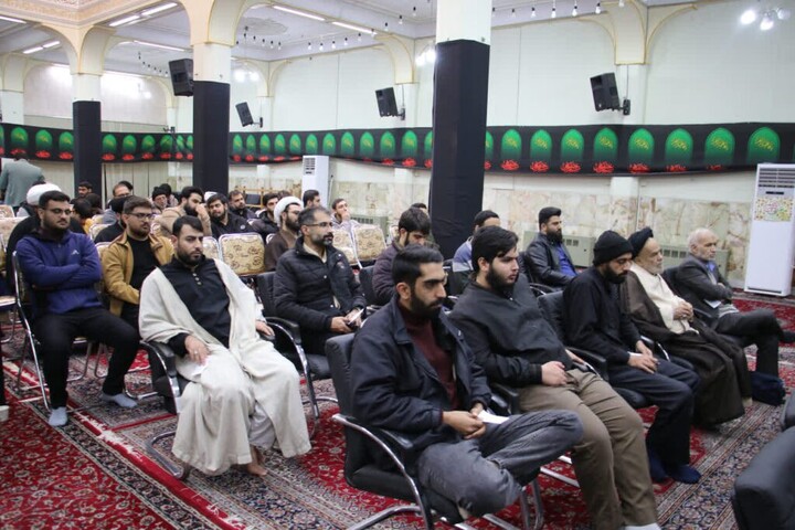 تصاویر|برگزاری کرسی آزاد اندیشی در مدرسه علمیه صدر بازار اصفهان