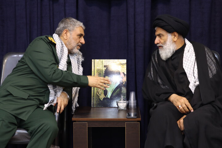 دیدار فرمانده و مسئولین سپاه ولیعصر(عج) استان با نماینده ولی فقیه در خوزستان