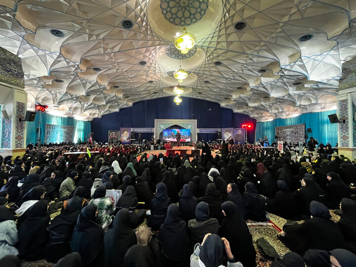 تصاویر/ اجتماع هزاران نفری دختران فاطمی در حسینیه ثارالله کرمان