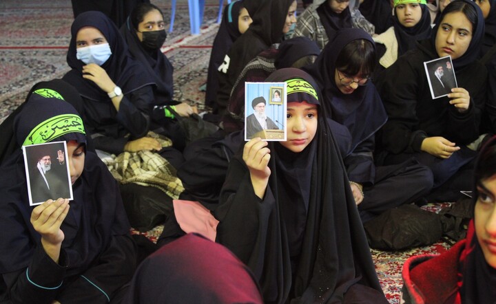 تصاویر/ اجتماع هزاران نفری دختران فاطمی در حسینیه ثارالله کرمان