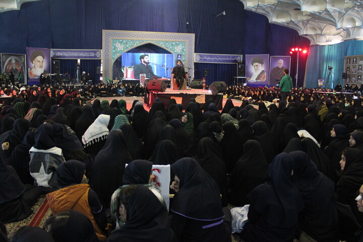 تصاویر/ اجتماع هزاران نفری دختران فاطمی در حسینیه ثارالله کرمان