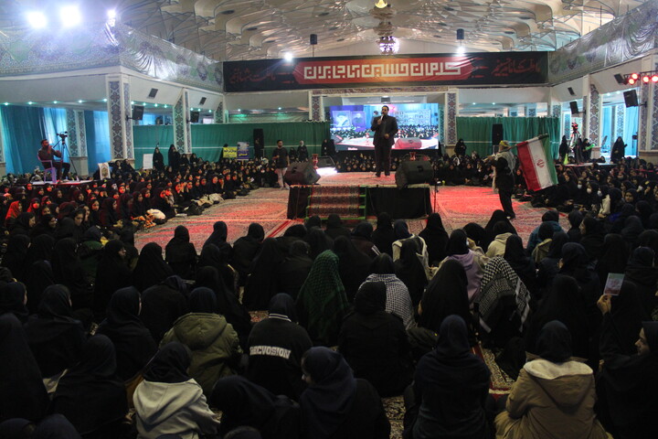 تصاویر/ اجتماع هزاران نفری دختران فاطمی در حسینیه ثارالله کرمان