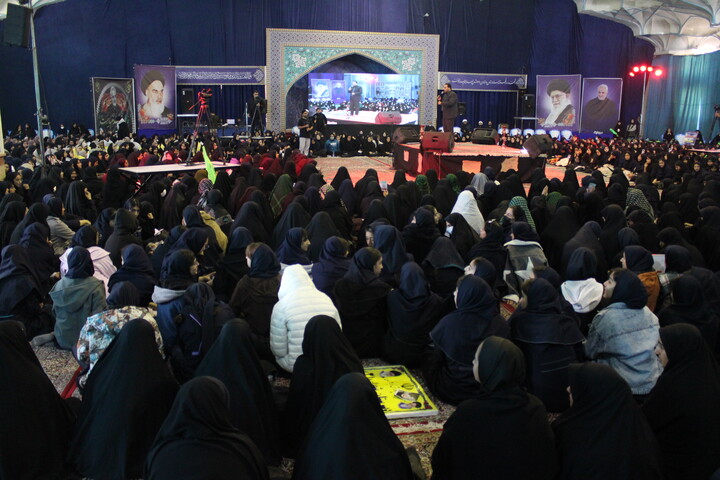 تصاویر/ اجتماع هزاران نفری دختران فاطمی در حسینیه ثارالله کرمان