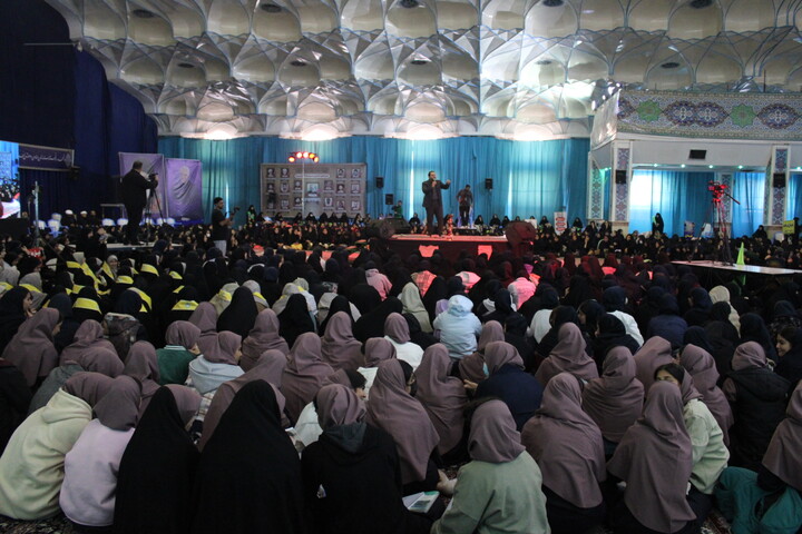 تصاویر/ اجتماع هزاران نفری دختران فاطمی در حسینیه ثارالله کرمان