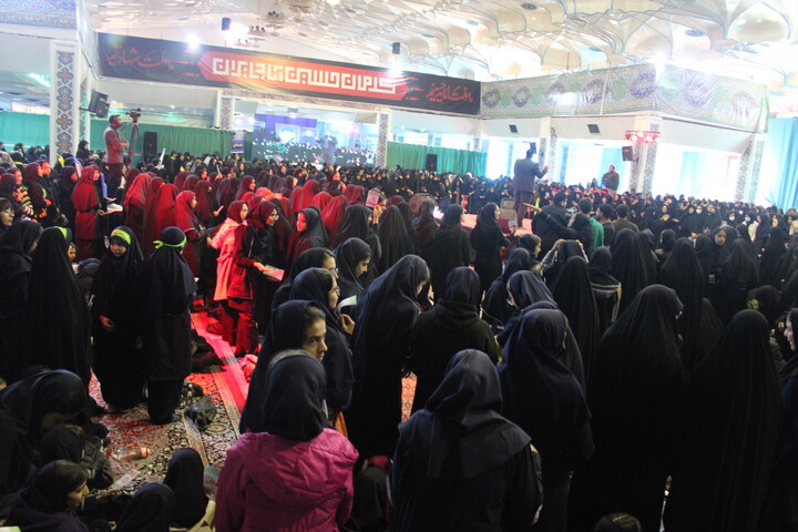 تصاویر/ اجتماع هزاران نفری دختران فاطمی در حسینیه ثارالله کرمان