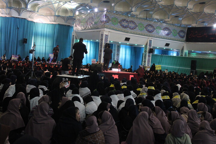 تصاویر/ اجتماع هزاران نفری دختران فاطمی در حسینیه ثارالله کرمان