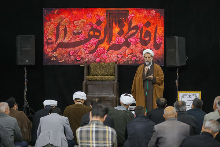 تصاویر / حضور نماینده ولی فقیه در استان قزوین در مسجد مهرگان