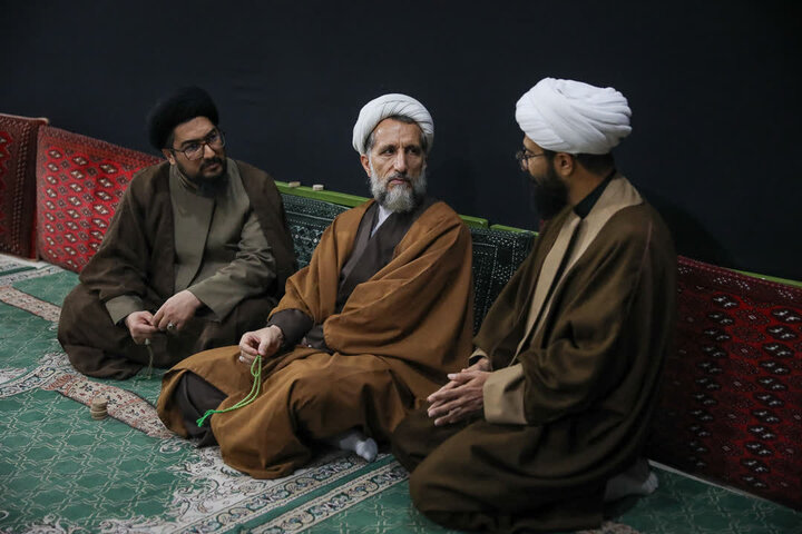 تصاویر / حضور نماینده ولی فقیه در استان قزوین در مسجد مهرگان