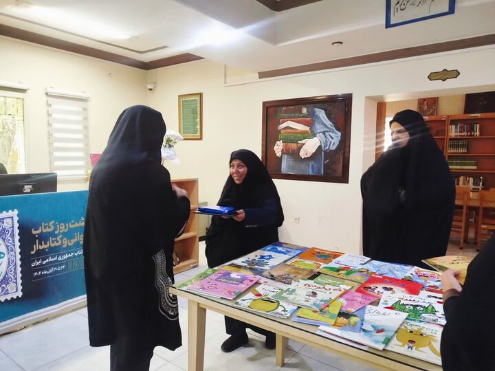 تصاویر/ تقدیر مدرسه علمیه الزهرا ماهان از کتابدار کتابخانه این شهر