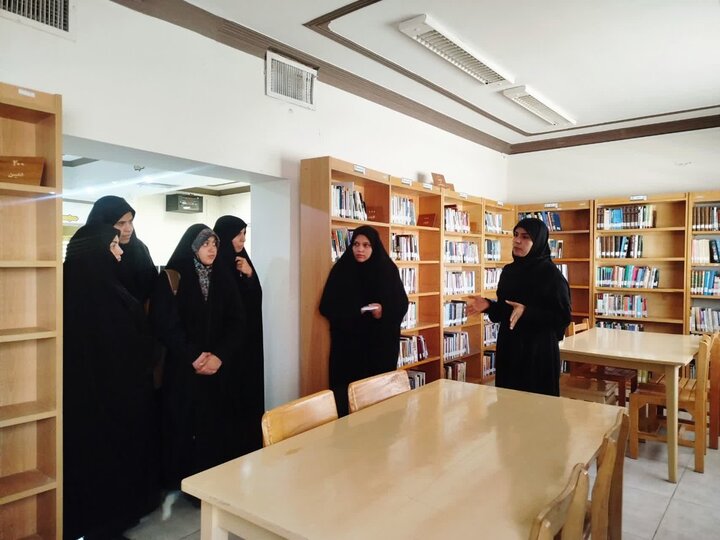تصاویر/ تقدیر مدرسه علمیه الزهرا ماهان از کتابدار کتابخانه این شهر