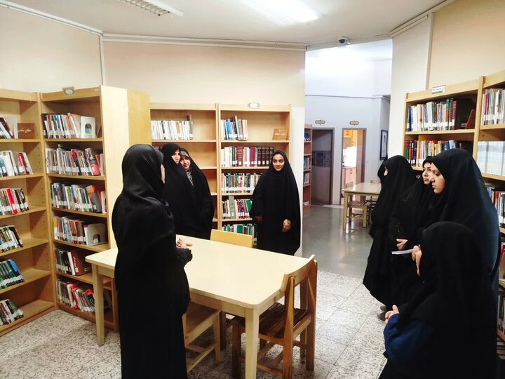 تصاویر/ تقدیر مدرسه علمیه الزهرا ماهان از کتابدار کتابخانه این شهر