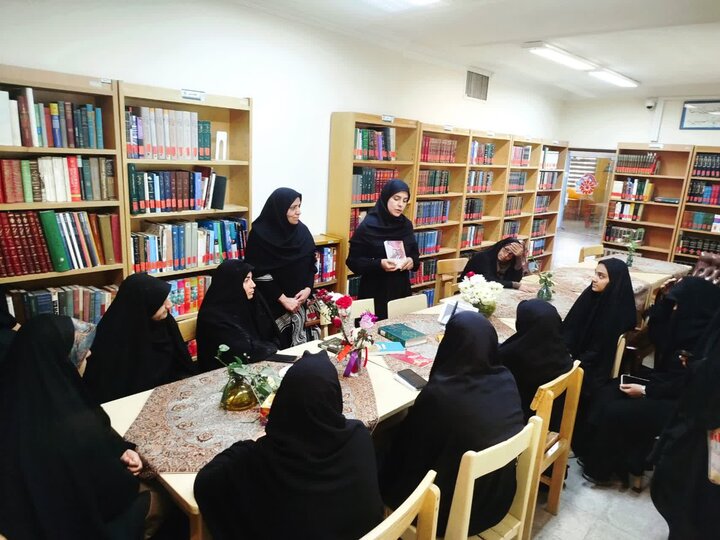 تصاویر/ تقدیر مدرسه علمیه الزهرا ماهان از کتابدار کتابخانه این شهر