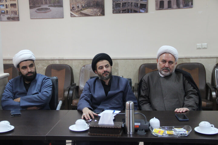 نشست مدیر و معاوینن مرکز مدیریت حوزه علمیه قزوین با حجت الاسلام والمسلمین سید منذر حکیم