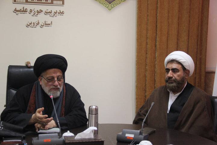 نشست مدیر و معاوینن مرکز مدیریت حوزه علمیه قزوین با حجت الاسلام والمسلمین سید منذر حکیم