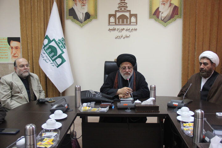 نشست مدیر و معاوینن مرکز مدیریت حوزه علمیه قزوین با حجت الاسلام والمسلمین سید منذر حکیم