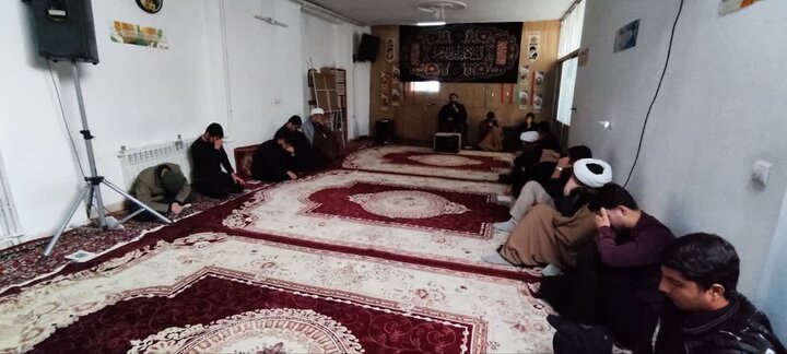 تصاویری از مراسم عزاداری حضرت فاطمه(س) در مدرسه علمیه امام خمینی‌(ره)شهرستان خمین