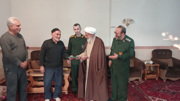 تصاویر / دیدار امام جمعه هادیشهر با خانواده 3 شهید این شهرستان