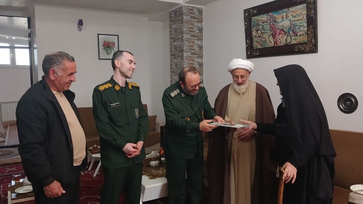 تصاویر / دیدار امام جمعه هادیشهر با خانواده 3 شهید این شهرستان