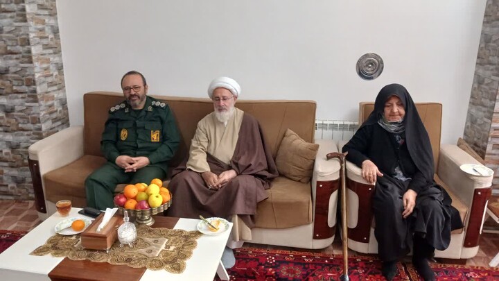 تصاویر / دیدار امام جمعه هادیشهر با خانواده 3 شهید این شهرستان