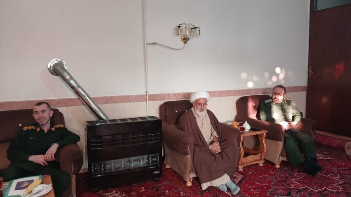 تصاویر / دیدار امام جمعه هادیشهر با خانواده 3 شهید این شهرستان