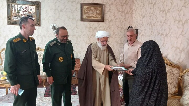 تصاویر / دیدار امام جمعه هادیشهر با خانواده 3 شهید این شهرستان