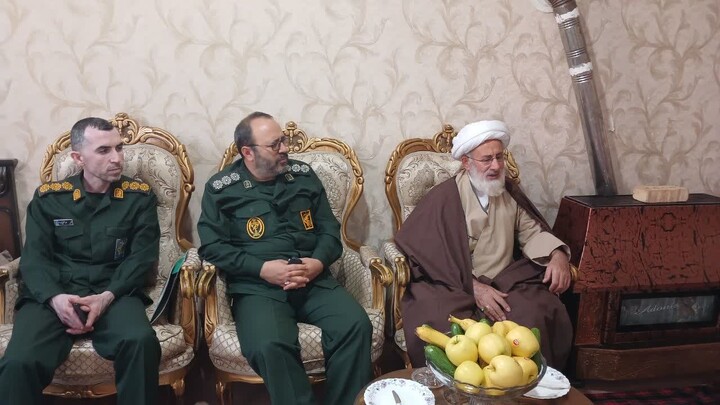 تصاویر / دیدار امام جمعه هادیشهر با خانواده 3 شهید این شهرستان